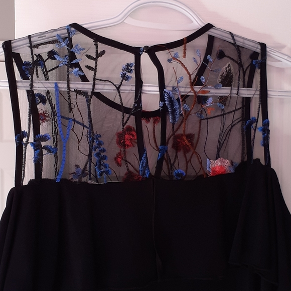 Black, cold shoulder blouse. - Picture 4 of 5